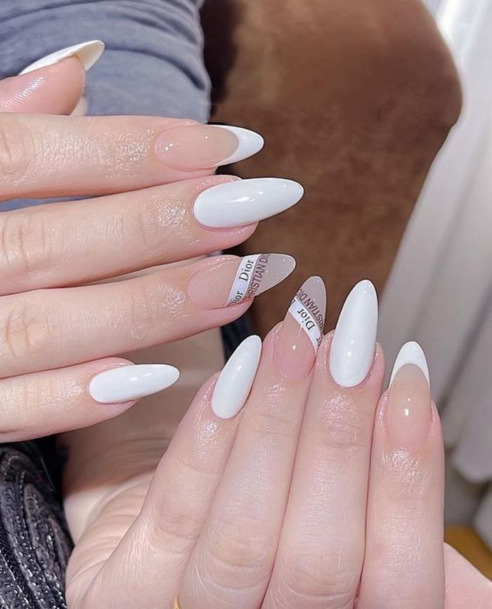 Create a highlight with a finger pattern painted in a different color