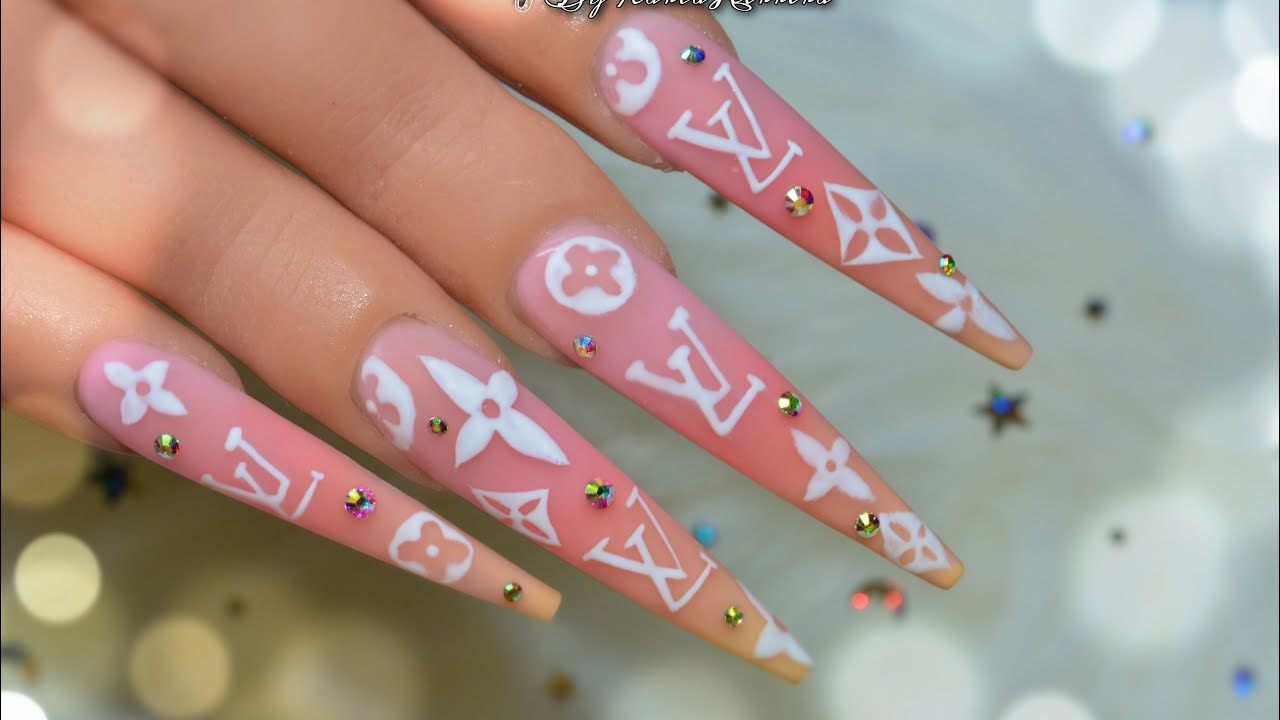 Nail LV là sự kết hợp tinh tế giữa sự sang trọng và cá tính, phản ánh phong cách riêng của bạn
