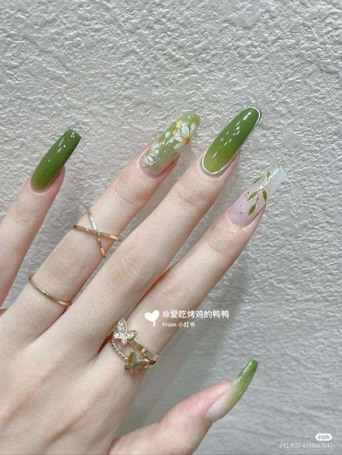 フェミニンな花柄モチーフのブルーオンブルネイル