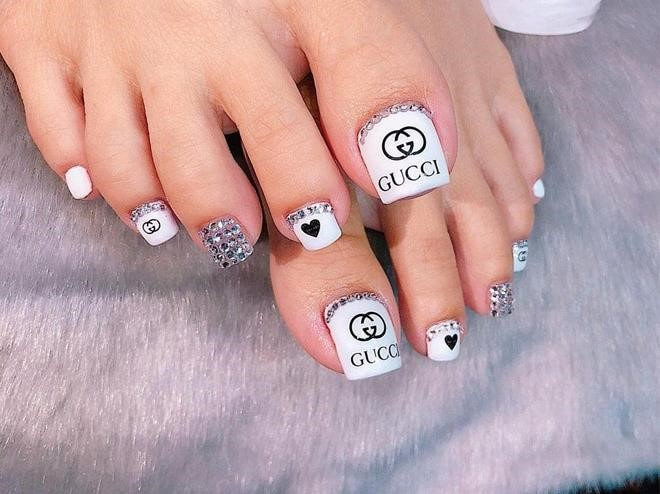 Luxury gucci-inspired nail designs — design 44