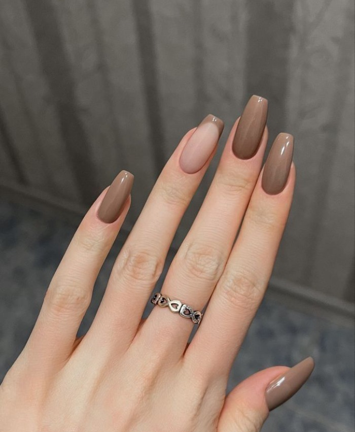 Mẫu nail nâu nhạt phối nhẹ nhàng dành cho da ngăm
