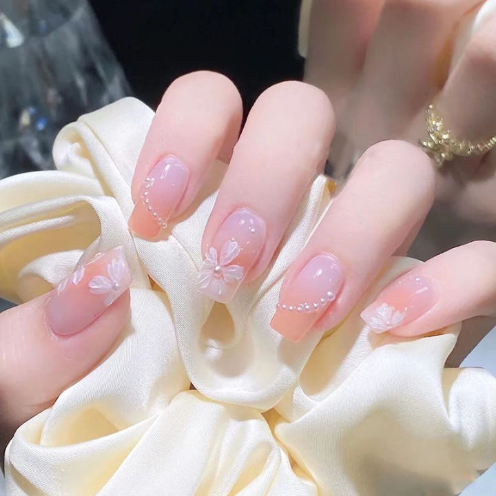 Khám phá sự hoàn hảo trong từng chi tiết với mẫu nail đính ngọc trai này. 💎