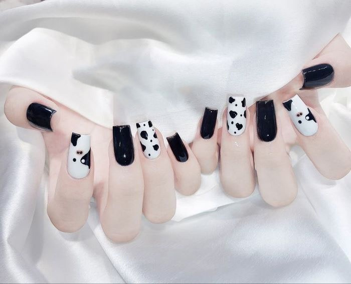 Black and white nail polish is extremely simple and flattering