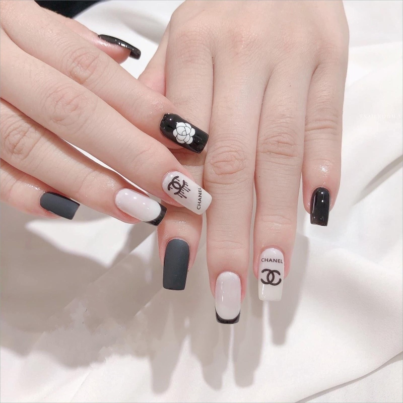 Elegant chanel-inspired nail designs — design 72