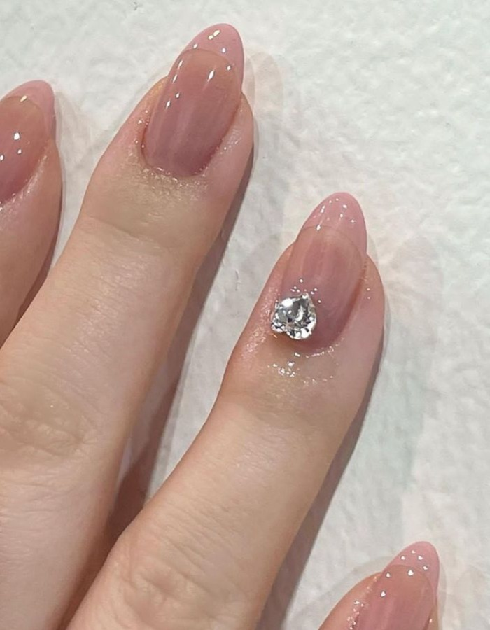 Beautiful rhinestone nails with stones are extremely simple but impressive