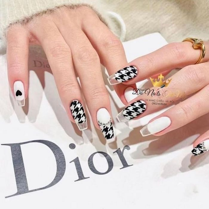 Simple nails for girls who love minimalist style