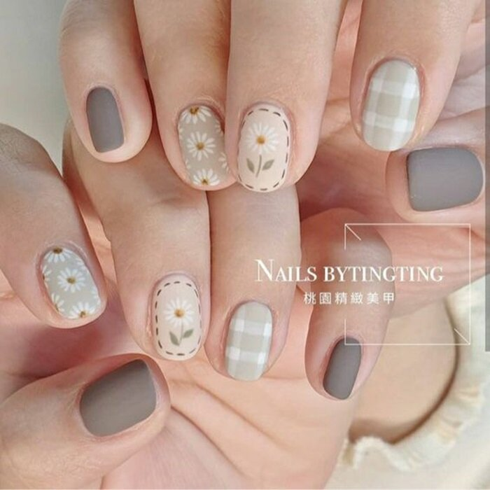 Kiểu nail vẽ hoa họa tiết hoa cúc đang rất được các nàng yêu thích trong nhiều năm gần đây