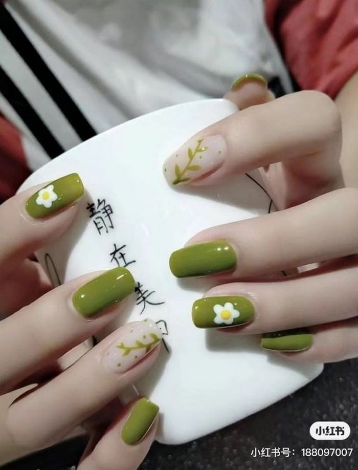 美しい花柄のアボカドグリーンネイル