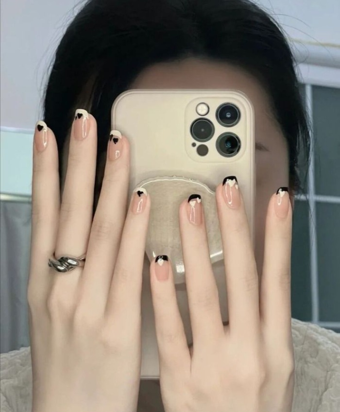 Nail trắng đen đơn giản kết hợp sơn bóng nhẹ nhàng tôn da