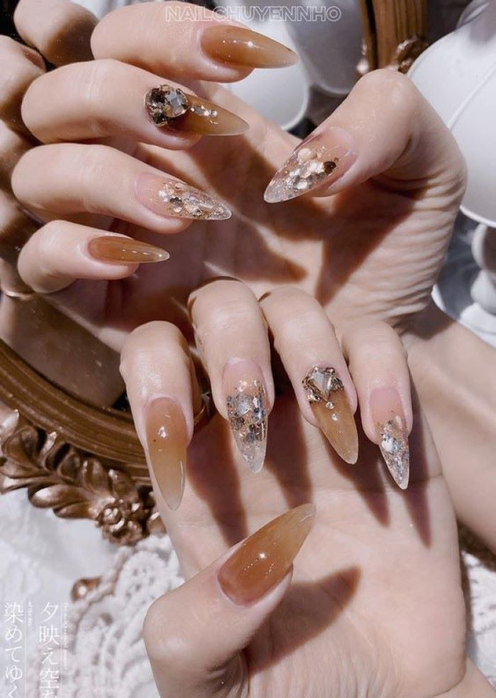 Top mẫu nail móng tròn đẹp màu cam đất
