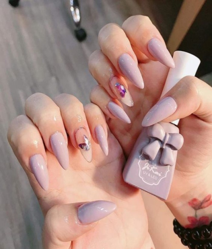 Mẫu móng tròn đơn giản màu tím ấn tượng