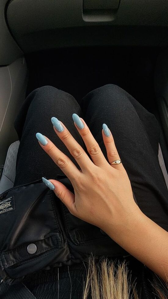 Một trong những kiểu nail nổi bật là nail bài , những đường nét tinh tế và độc đáo tạo ra một diện mạo mới lạ cho đôi bàn tay.