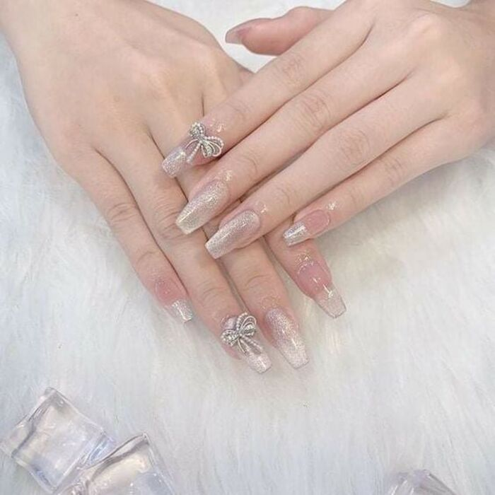 Luxurious cat eye painted nails