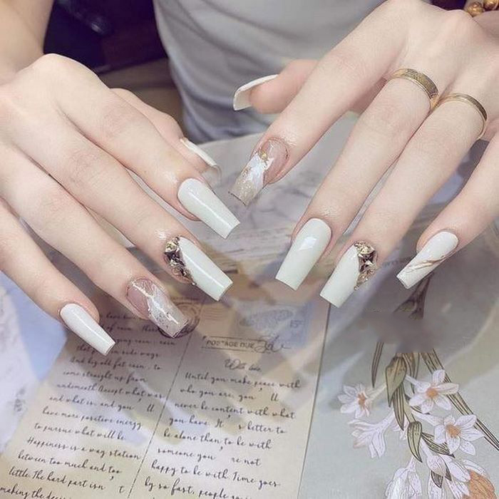 Square nail colors draw impressive patterns