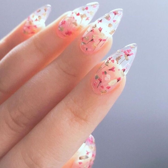 Mẫu nail trong suốt họa tiết họa ép mỏng được nhiều cô nàng yêu thích