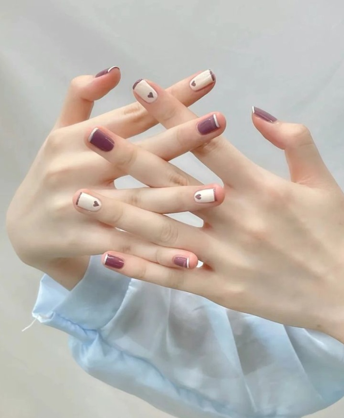 Nail trắng tím ba móng hoạ tiết trái tim thích hợp với bạn gái