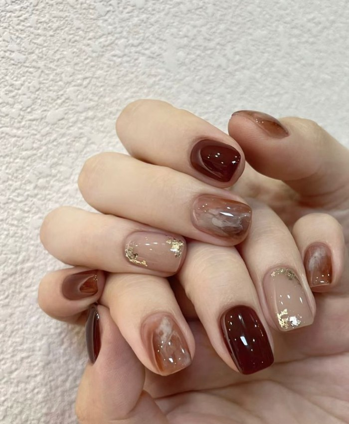 Mẫu nail đỏ phối hồng hoạ tiết vân đá sang trọng cho da ngăm