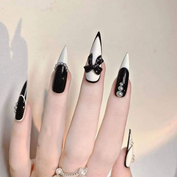 Gel polish nail design combined with unique stones