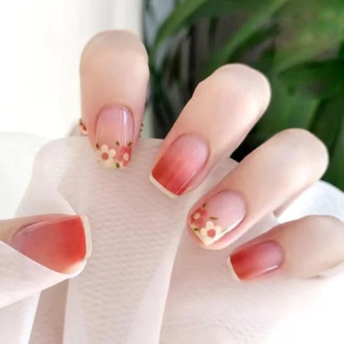 Mẫu nail hoa đẹp kết hợp giữa phong cách french đầu móng và ombre