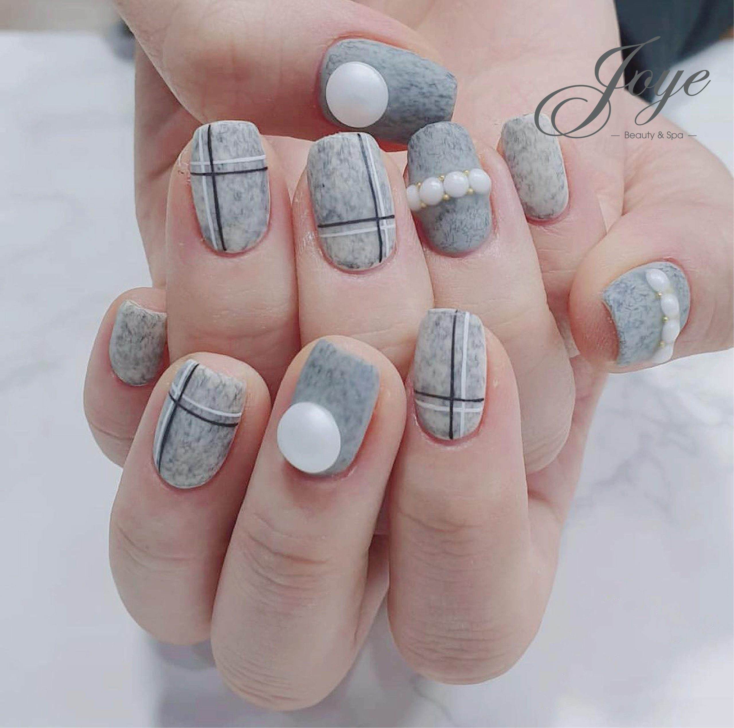 Bước vào thế giới của sự lấp lánh với bộ móng đính ngọc trai này! 💅✨