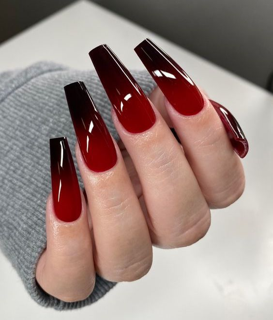Mẫu nail đỏ đen: sự hòa quyện giữa sức mạnh và sự quyến rũ, tạo nên một cái nhìn đầy ấn tượng