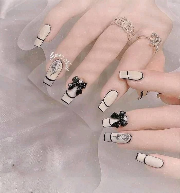 Simple white and black nails are gradually becoming a trend