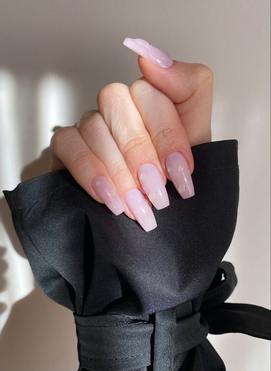 Một trong những kiểu nail nổi bật là nail bài , những đường nét tinh tế và độc đáo tạo ra một diện mạo mới lạ cho đôi bàn tay.