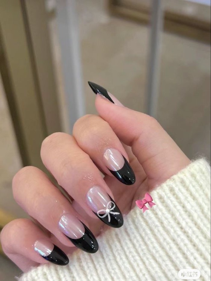 Gợi ý mẫu nail móng nhọn tròn hồng đen đơn giản