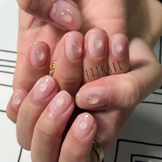 Một trong những kiểu nail nổi bật là nail bài , những đường nét tinh tế và độc đáo tạo ra một diện mạo mới lạ cho đôi bàn tay.