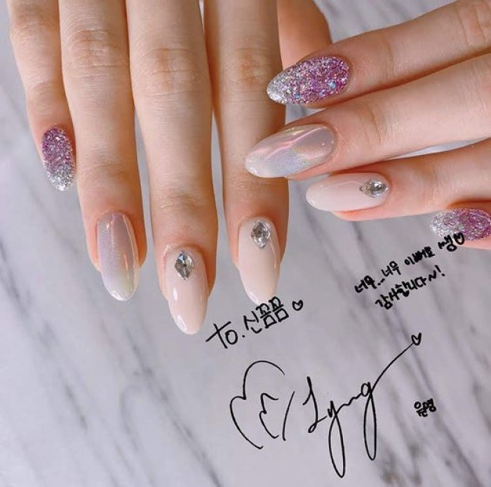 Mẫu móng tay tròn nhọn hồng form ngắn