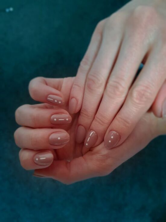 Một trong những kiểu nail nổi bật là nail bài , những đường nét tinh tế và độc đáo tạo ra một diện mạo mới lạ cho đôi bàn tay.
