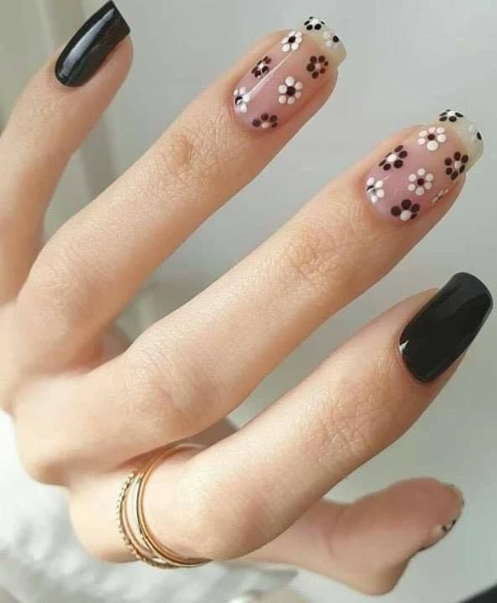 Nail đen trắng với hoa cúc nhỏ thanh lịch