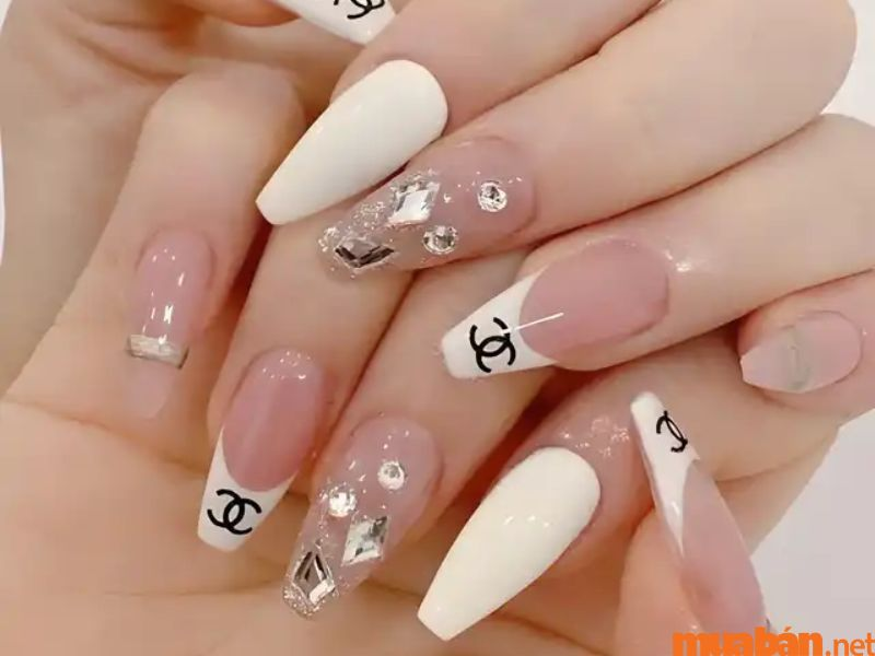 Luxury gucci-inspired nail designs — design 66