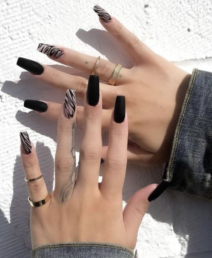 Mẫu nail đen với hoạ tiết vằn hổ mang tới cảm giác sáng hồng cho da tay