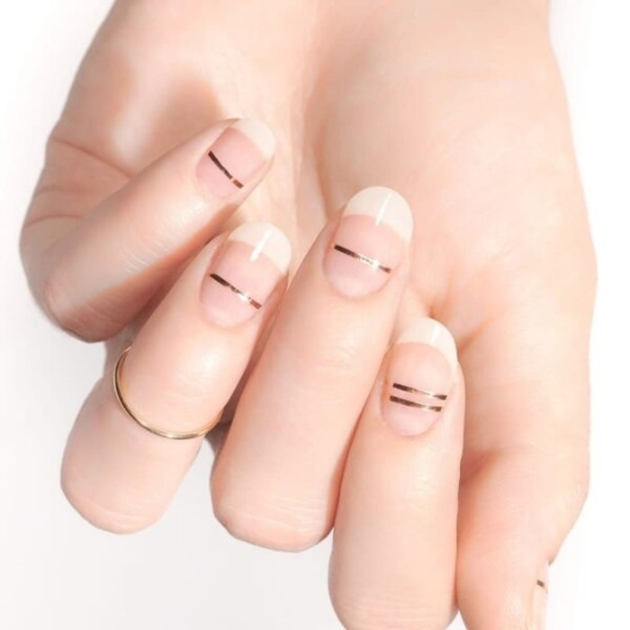 Round nail design is simple but the most beautiful