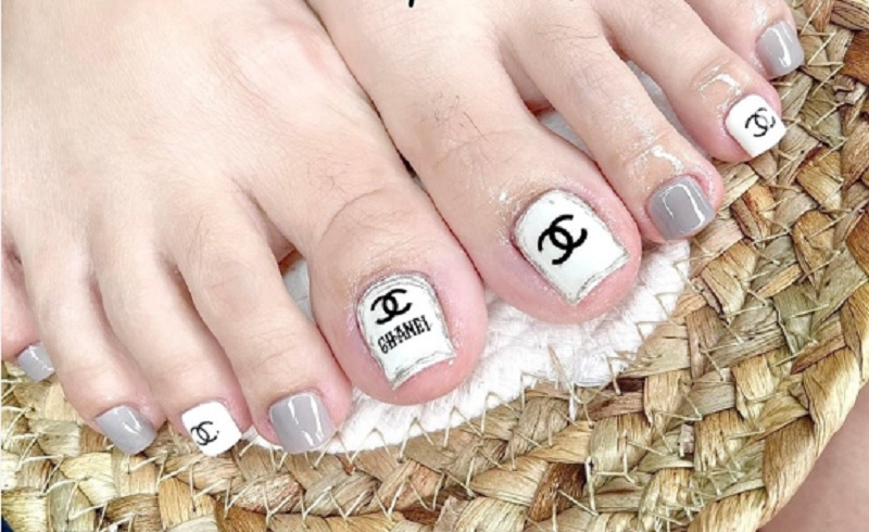 Elegant chanel-inspired nail designs — design 36