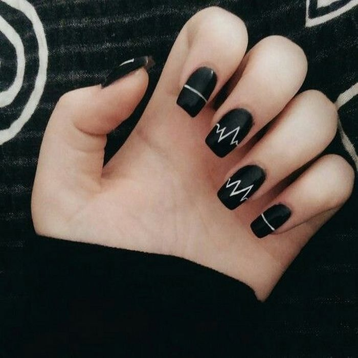 Interesting heart-beat nail design