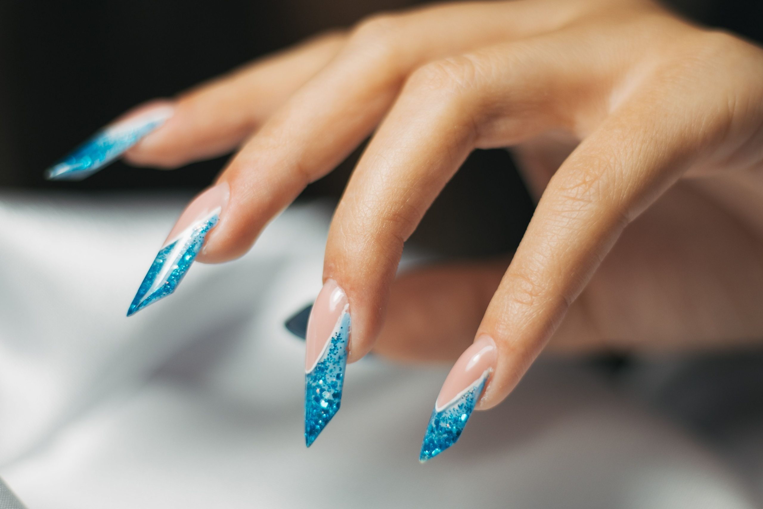 Sắc màu rực rỡ trên bề mặt acrylic nail