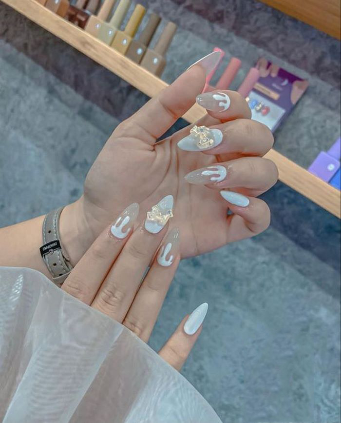 Mirror-coated nail sets with charms range from 400 - 500K