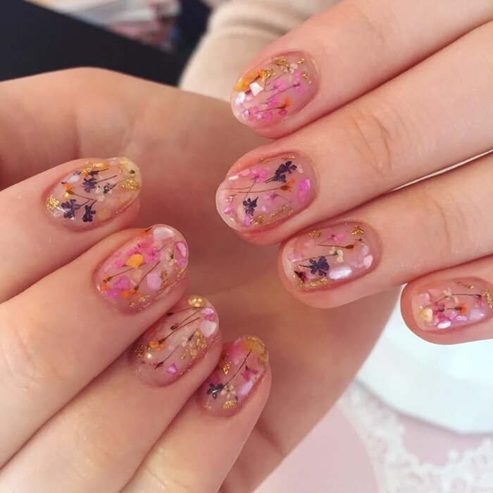 Mẫu nail vẽ hoa đẹp dành cho các quý cô mộng mơ