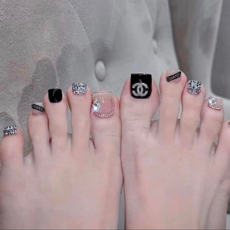 Elegant chanel-inspired nail designs — design 56