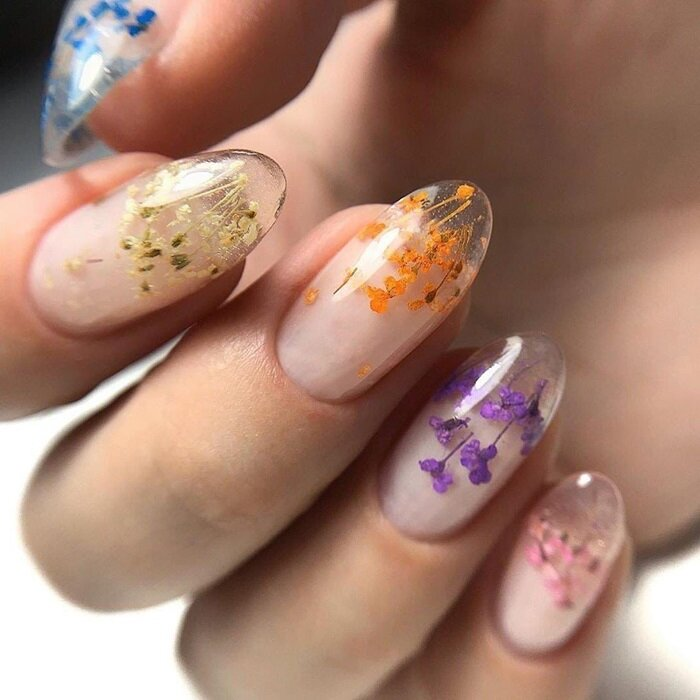 Nail thạch trong suốt ẩn họa tiết các bông hoa giúp đôi tay nàng thêm thu hút