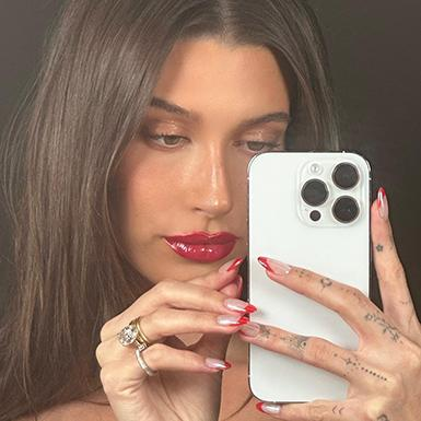 Khám phá những mẫu nail Hailey Bieber đã chọn, tạo nên xu hướng mới cho làm đẹp móng