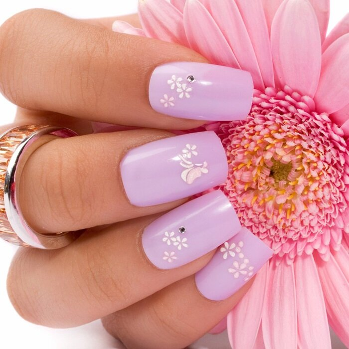 Mẫu nail hoa màu tím mộng mơ và đơn giản tôn lên đôi tay của nàng