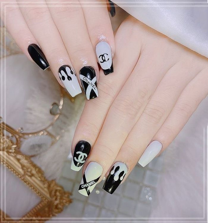 Square nails with super classy channel motifs