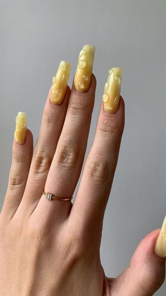 Một trong những kiểu nail nổi bật là nail bài , những đường nét tinh tế và độc đáo tạo ra một diện mạo mới lạ cho đôi bàn tay.