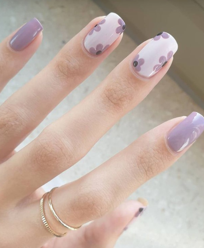 Nail hoa cúc tím nhạt giúp làn da trắng hơn