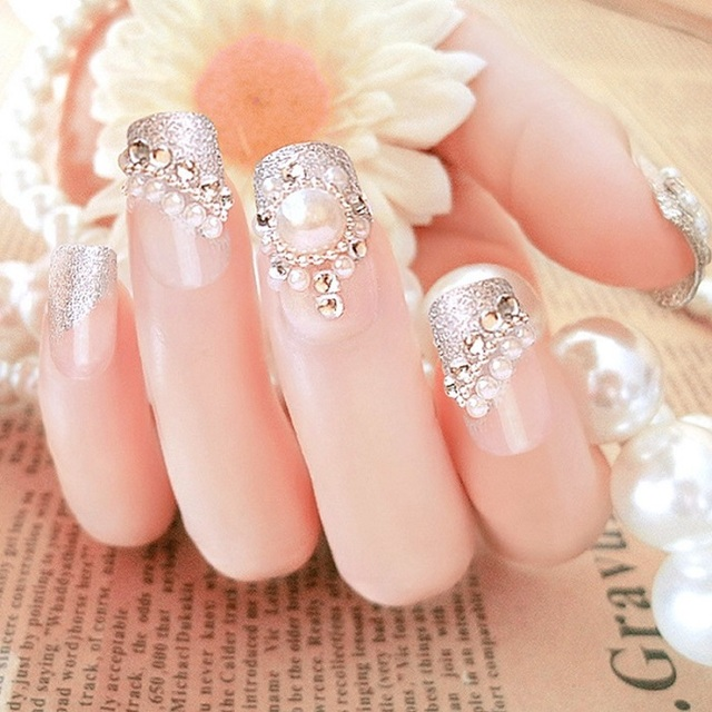 Cảm giác mềm mại và sang trọng với bộ móng đính ngọc trai này! 💅✨