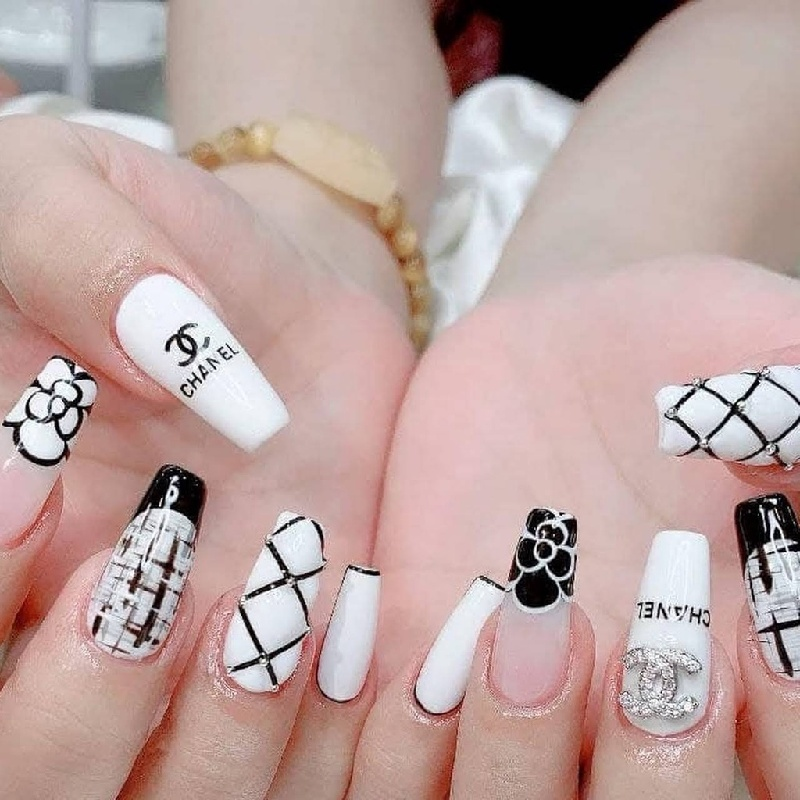 Elegant chanel-inspired nail designs — design 71