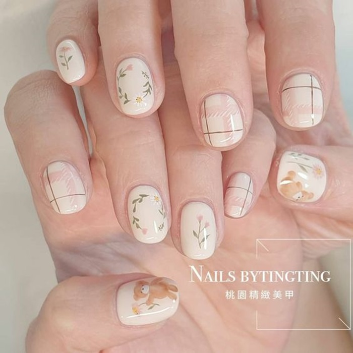 Nail vẽ hoa kết hợp cùng họa tiết đường kẻ sọc, họa tiết gấu bông đáng yêu